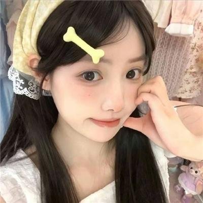 她的双眼背后